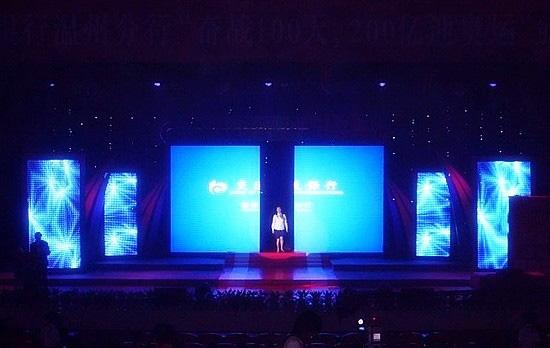 舞臺(tái)開(kāi)合式LED屏幕傳動(dòng)方式及解決方案